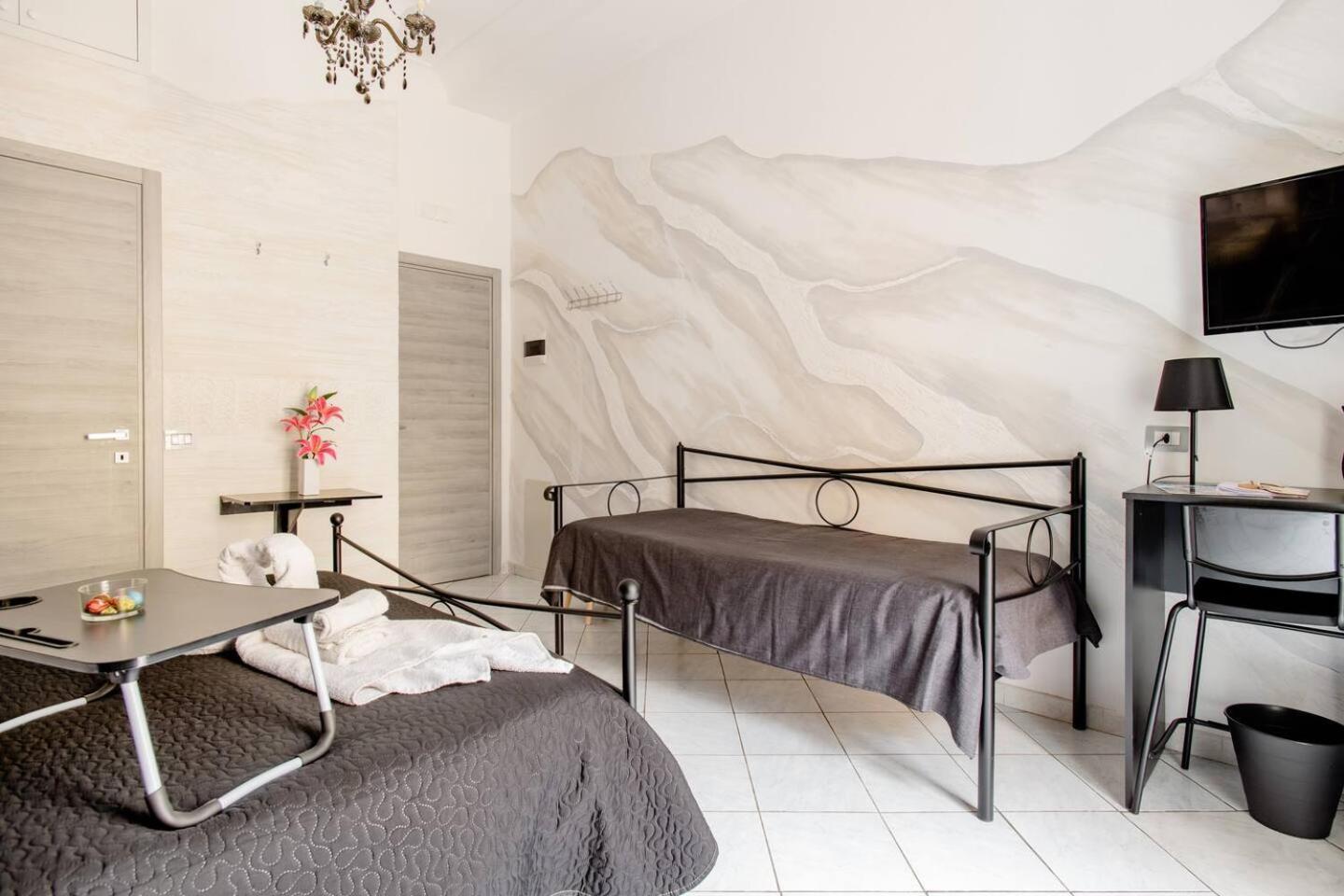 In The Center Rooms Napoli Bagian luar foto