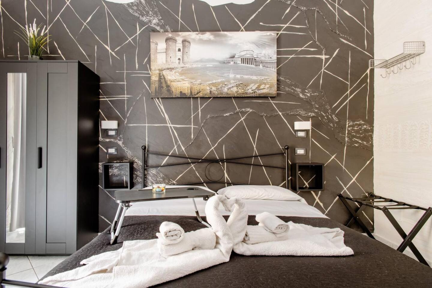In The Center Rooms Napoli Bagian luar foto